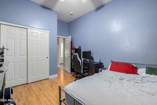 bedroom featuring light wood-style floors, a closet, ceiling fan, and baseboards