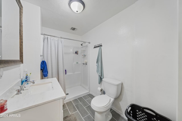 bathroom with a shower with curtain, vanity, and toilet