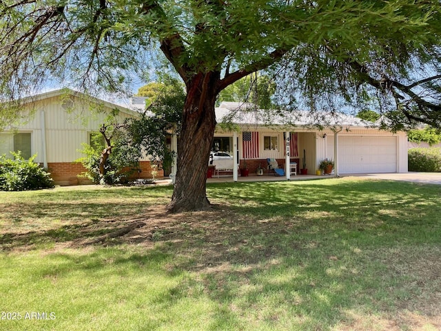 4814 N 35th St, Phoenix, AZ 85018 - ranch-style house featuring a porch, an attached garage, a front yard, and driveway