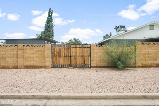 1408 N 62nd Pl, Mesa, AZ 85205 - view of yard with a gate