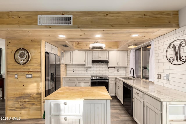 kitchen featuring visible vents, appliances with stainless steel finishes, white cabinetry, a sink, and under cabinet range hood