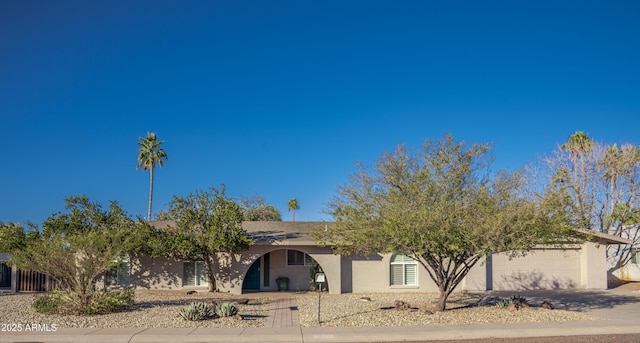 view of front facade featuring a garage