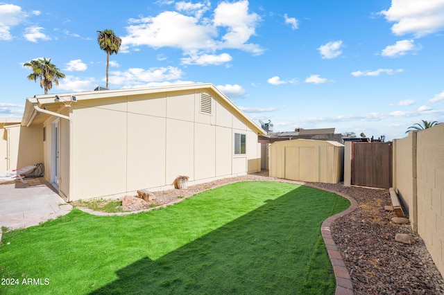 view of yard with a storage shed