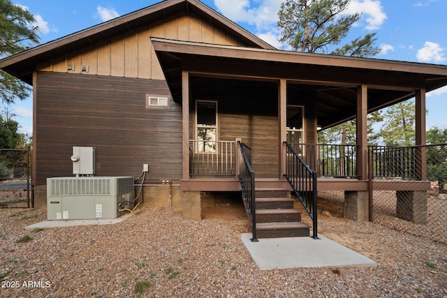 2702 Majestic Elk Rd, Overgaard, AZ 85933 - view of front of house featuring cooling unit, covered porch, and fence