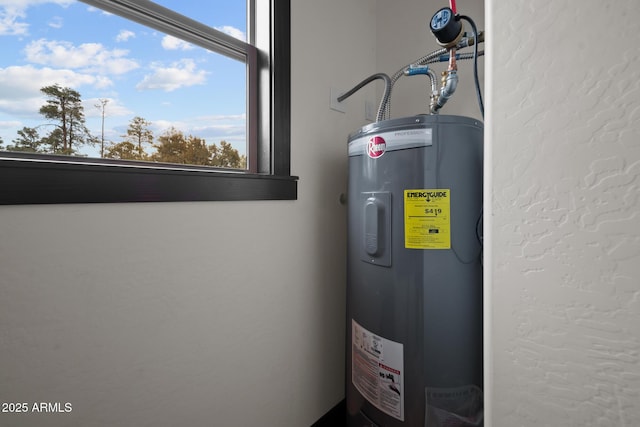 2702 Majestic Elk Rd, Overgaard, AZ 85933 - utility room with electric water heater