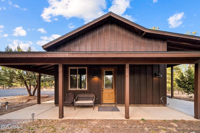 2702 Majestic Elk Rd, Overgaard, AZ 85933 - chalet / cabin with board and batten siding