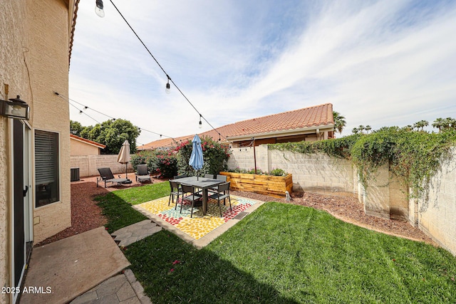 7110 N 28th Dr, Phoenix, AZ 85051 - view of yard with a patio area