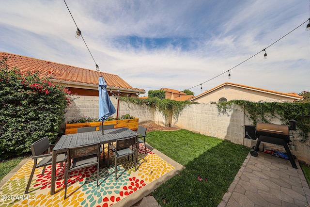 7110 N 28th Dr, Phoenix, AZ 85051 - view of yard featuring a patio and outdoor dining area