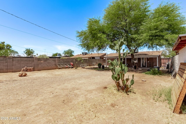 3525 W Latham St, Phoenix, AZ 85009 - view of yard with fence