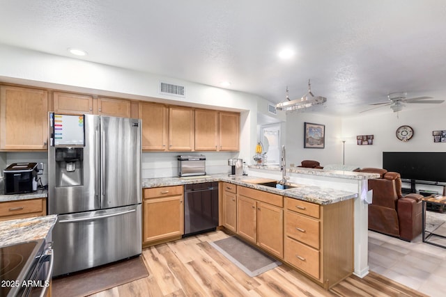 kitchen with stainless steel appliances, visible vents, open floor plan, a sink, and a peninsula