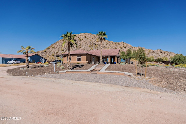 view of front of property featuring a mountain view