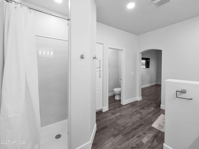 14000 N 94th St Unit 1008, Scottsdale, AZ 85260 - bathroom featuring wood finished floors, a shower with curtain, baseboards, toilet, and visible vents