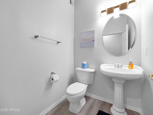 14000 N 94th St Unit 1008, Scottsdale, AZ 85260 - bathroom with a sink, toilet, baseboards, visible vents, and wood finished floors
