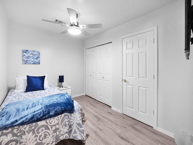 14000 N 94th St Unit 1008, Scottsdale, AZ 85260 - bedroom with visible vents, a ceiling fan, light wood-style floors, a closet, and baseboards