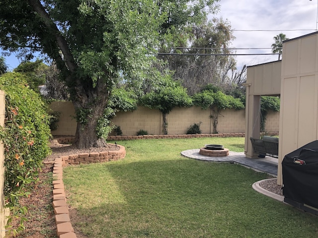 view of yard featuring a fire pit