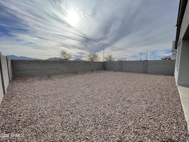 view of yard featuring a mountain view