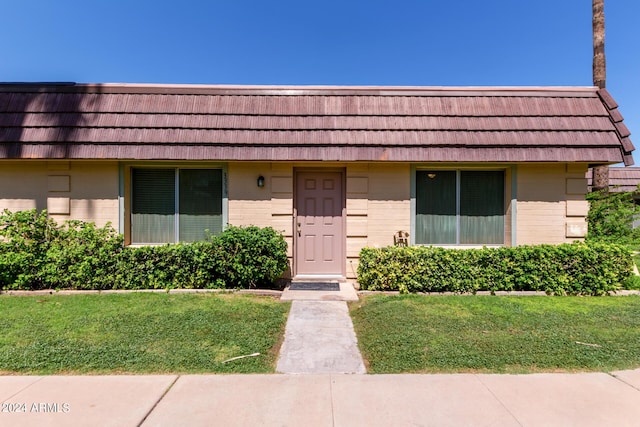 view of front of home with a front lawn