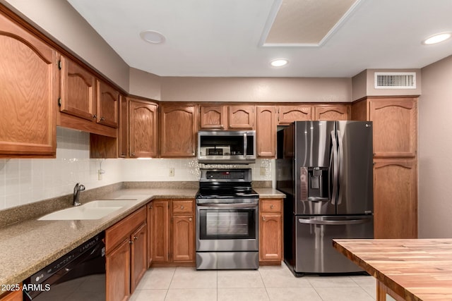 kitchen with visible vents, a sink, appliances with stainless steel finishes, and tasteful backsplash