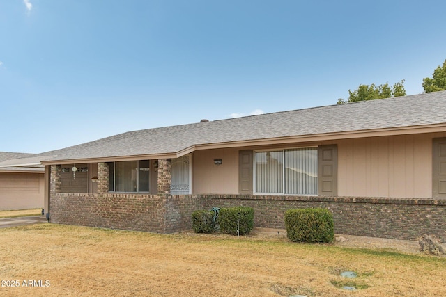 ranch-style home featuring a front lawn