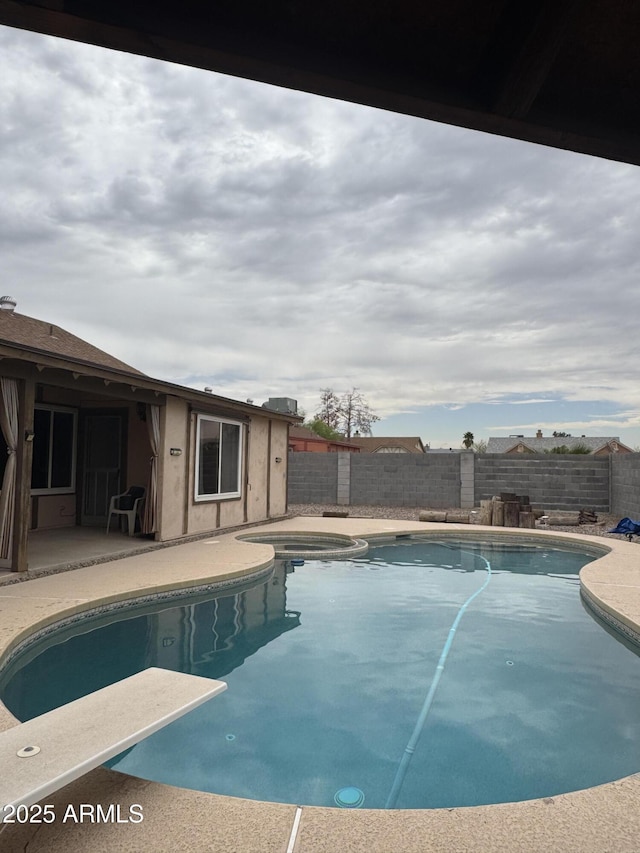 12512 N 85th Ave, Peoria, AZ 85381 - view of swimming pool featuring a fenced backyard, a patio area, a pool with connected hot tub, and a diving board
