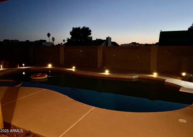 12512 N 85th Ave, Peoria, AZ 85381 - pool at dusk featuring an in-ground hot tub and a fenced backyard