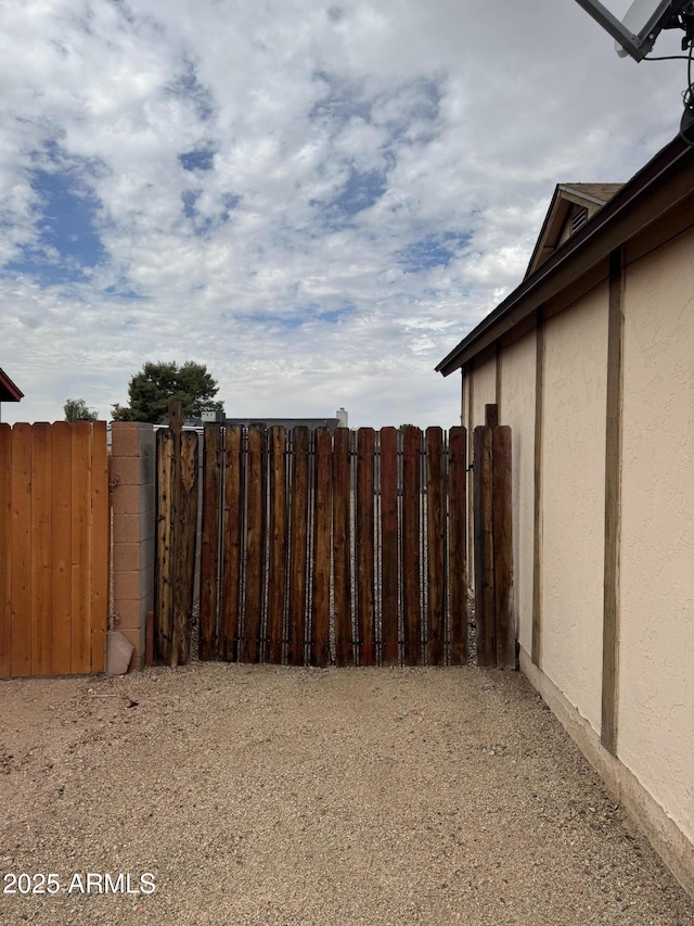 12512 N 85th Ave, Peoria, AZ 85381 - view of yard with a gate