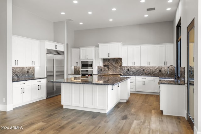 1804 E Senna Pt, Payson, AZ 85541 - kitchen featuring white cabinetry, visible vents, appliances with stainless steel finishes, a kitchen island, and tasteful backsplash