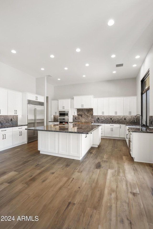 1804 E Senna Pt, Payson, AZ 85541 - kitchen with stainless steel appliances, tasteful backsplash, a spacious island, visible vents, and dark wood-style floors