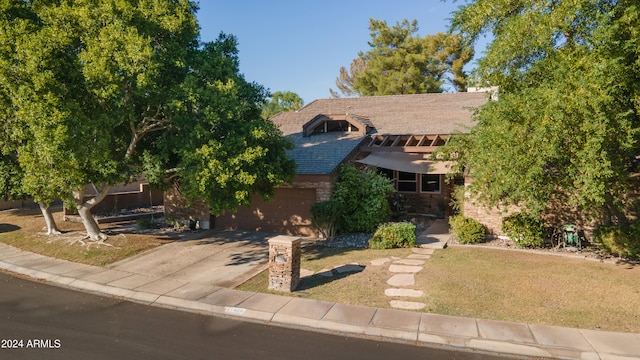 view of front of house with a front lawn and a garage