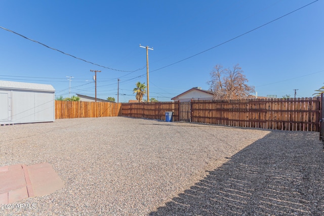 view of yard featuring a storage unit