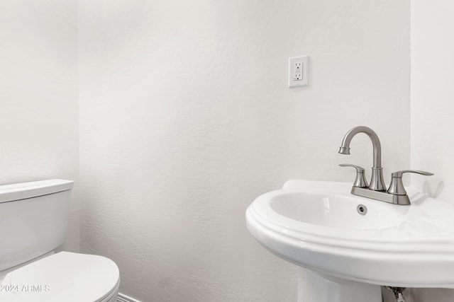 bathroom featuring toilet and sink