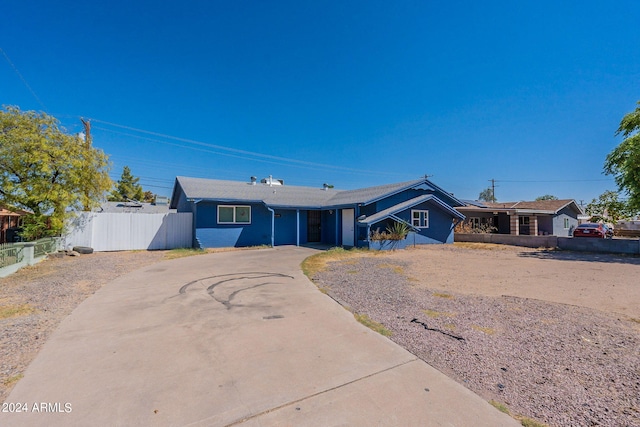 3115 N 55th Ave, Phoenix, AZ 85031 - ranch-style home featuring concrete driveway