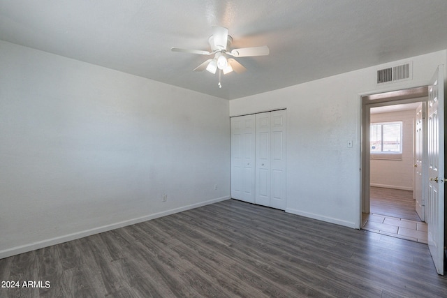3115 N 55th Ave, Phoenix, AZ 85031 - unfurnished bedroom featuring dark wood-style floors, a closet, and a ceiling fan
