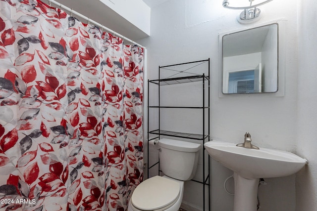 3115 N 55th Ave, Phoenix, AZ 85031 - bathroom featuring toilet and a shower with curtain