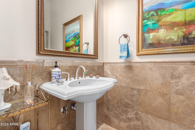 bathroom featuring tile walls