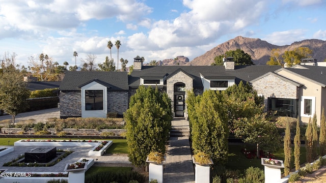 view of front of property featuring a mountain view