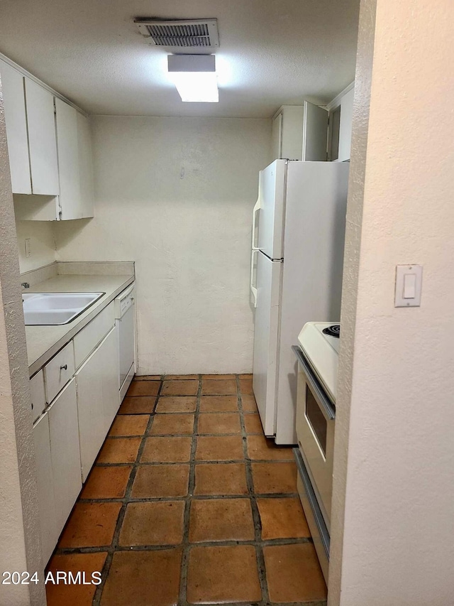 3416 N 44th St Unit 5, Phoenix, AZ 85018 - kitchen featuring white cabinets, visible vents, a sink, and white appliances