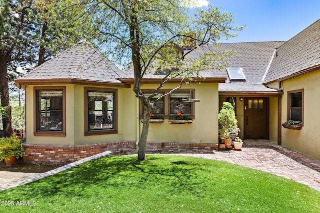543 S Hassayampa Dr, Prescott, AZ 86303 - view of front of home featuring a front lawn, stucco siding, and a shingled roof