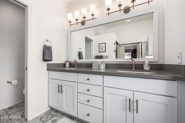 15027 N 61st Pl, Scottsdale, AZ 85254 - full bath featuring a sink, baseboards, toilet, and double vanity