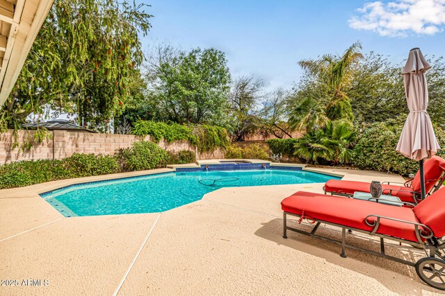 15027 N 61st Pl, Scottsdale, AZ 85254 - view of pool featuring a patio area, a pool with connected hot tub, and a fenced backyard