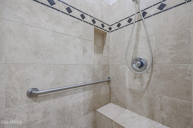 bathroom featuring a tile shower