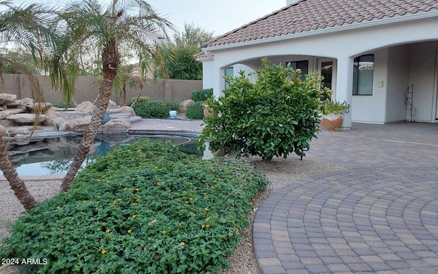 view of yard featuring a patio area