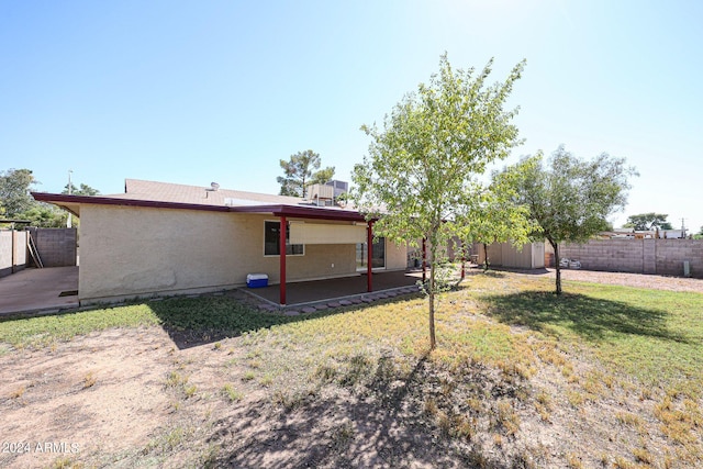 view of yard featuring a patio area