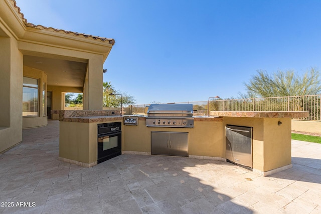 view of patio featuring an outdoor kitchen and grilling area