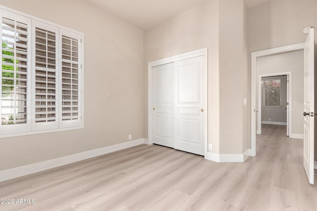 22322 N 77th St, Scottsdale, AZ 85255 - unfurnished bedroom featuring light wood-style flooring, baseboards, and a closet