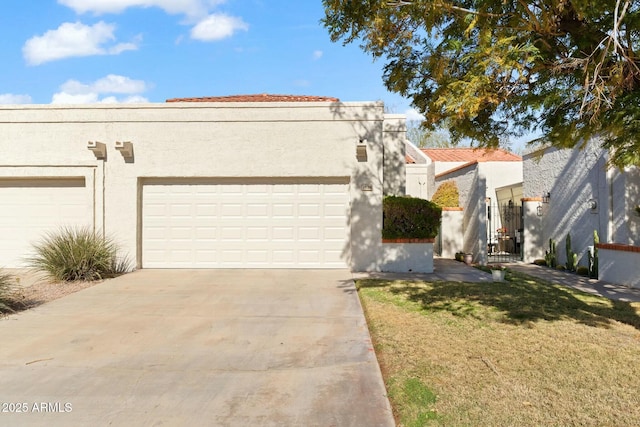 view of front of home featuring a garage and a front yard