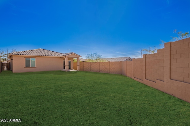 view of yard featuring a fenced backyard