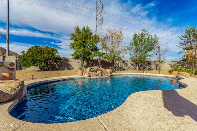 view of swimming pool