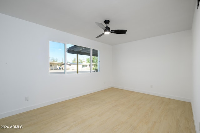 unfurnished room featuring light hardwood / wood-style floors and ceiling fan