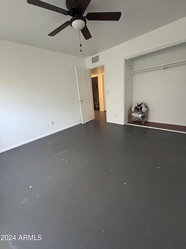 unfurnished bedroom featuring ceiling fan and a closet